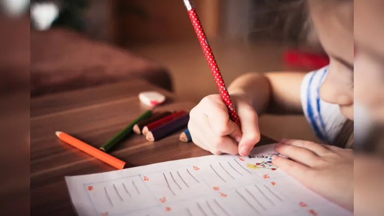 Um dos principais papéis dos pais na vida dos filhos é transmitir seus valores e crenças sobre o mundo.