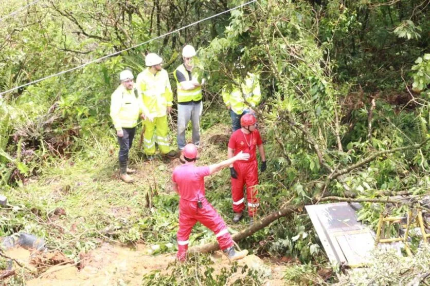 54 bombeiros trabalham há várias horas ininterruptamente para avançar nos resgates