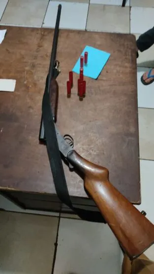 A espingarda usada pelo caseiro no revide foi apreendida e entregue à Policia Civil. A arma não tem registro