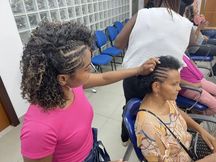A oficina atraiu vinte mulheres interessadas a ofertar um serviço especializado para pessoas com cabelo afro