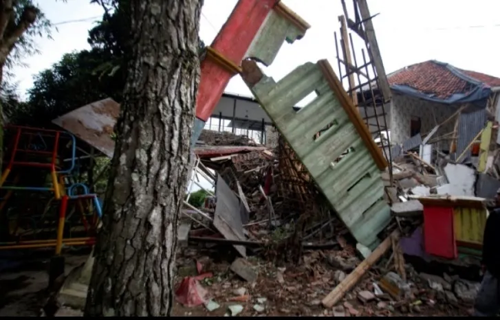 Alfiandi afirmou ainda que o estado das estradas e de edifícios dificulta muito os trabalhos de buscas.