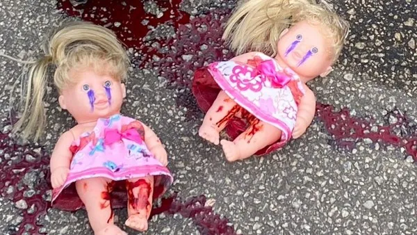 As bonecas estavam em pé, ao lado do corpo da vítima. Elas estavam com sangue e desenhos