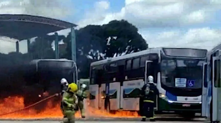 As chamas e o estouro dos pneus assustaram a comunidade