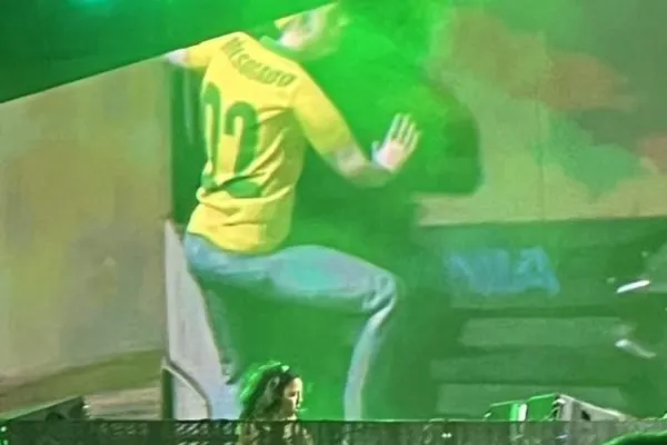 DJ Badsista mostrou no telão imagens de pessoas vestidas com camisetas do Brasil penduradas em caminhões, em referência ao meme do patriota.