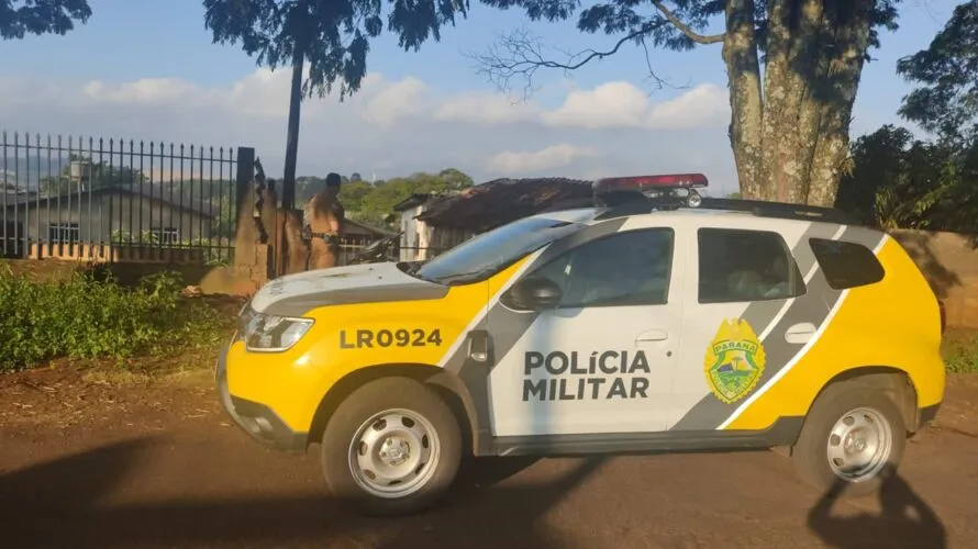 De acordo com a Polícia Militar (PM), os homens arrombaram a porta de entrada da casa