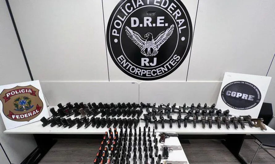 De acordo com os agentes, as armas seriam destinadas à facção criminosa que controla o tráfico de drogas na comunidade da Nova Holanda