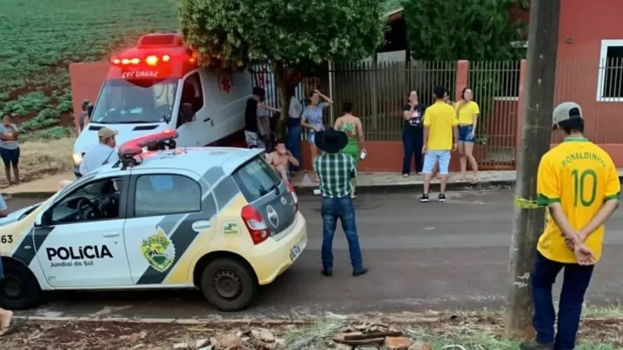 Diversas pessoas se concentraram na frente da casa onde morava o casal, em Abatiá