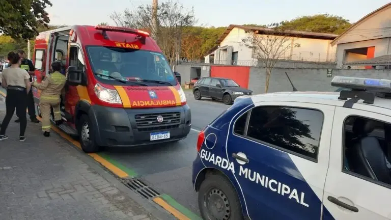 Dois suspeitos se aproximaram pedindo informações a mulher que havia ido buscar os filhos na escola