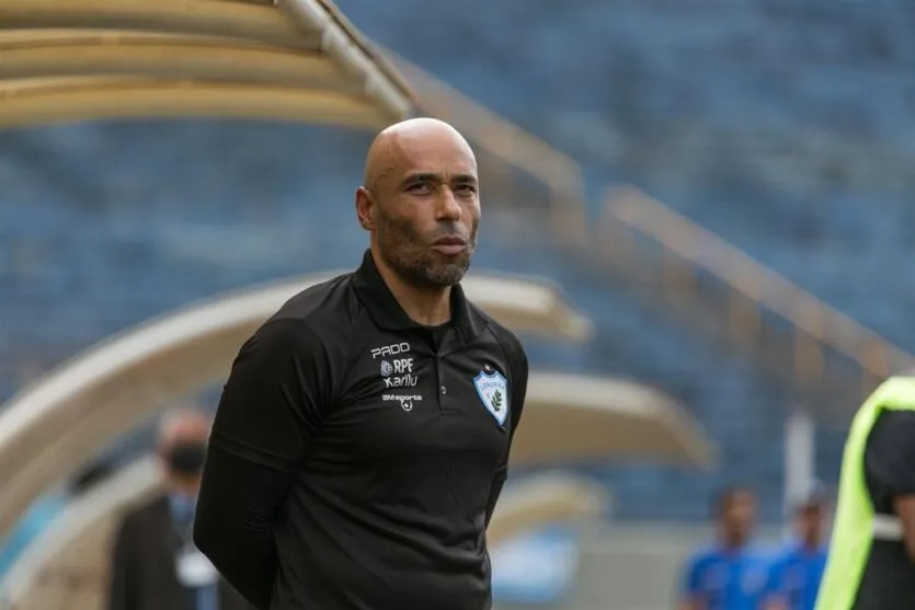 Edinho, filho de Pelé, assumiu o comando técnico do Londrina Esporte Clube recentemente