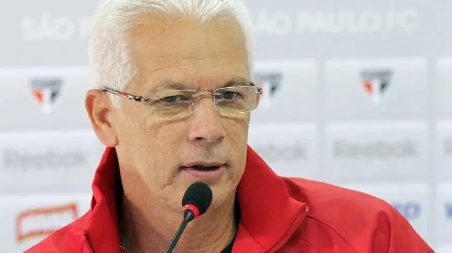 Ex-goleiro e ex-técnico Emerson Leão, de 73 anos
