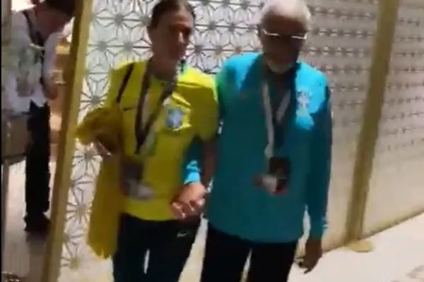 Gilberto Gil estava com a mulher, Flora, no estádio onde Brasil jogou contra a Sérvia.