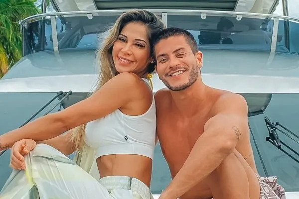 Maíra Cardi e Arthur Aguiar surgem juntos em palestra para casais