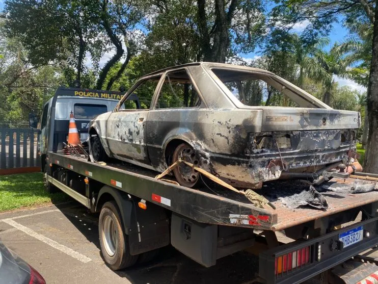 Nesta segunda-feira (7), um Ford Escort foi encontrado totalmente queimado próximo ao Lago Schmidt