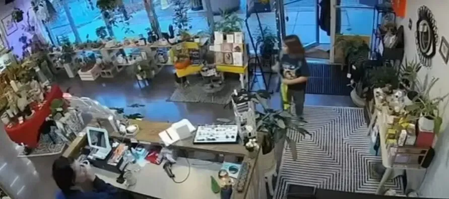 O garoto americano estava voltando da escola em Pottstow, no dia 11 de novembro, quando uma mulher começou a segui-lo