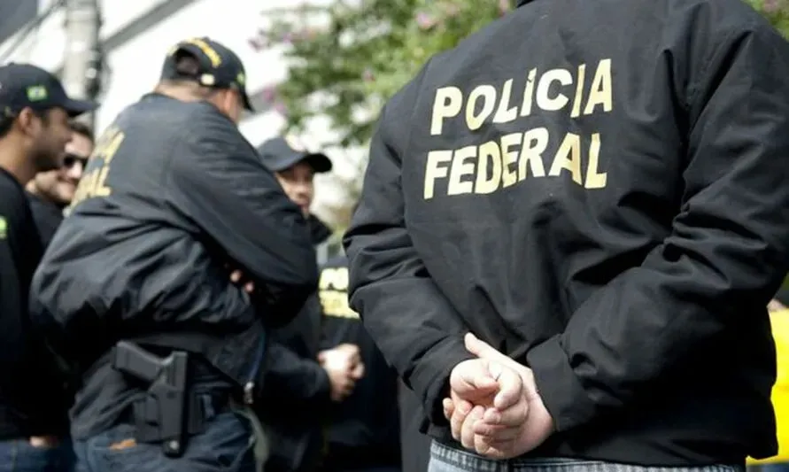 Os agentes federais pararam um veículo que seguia com destino a cidade de Cascavel, dirigido por um brasileiro
