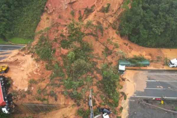 Os drones sobrevoam essa área quando a chuva dá uma trégua