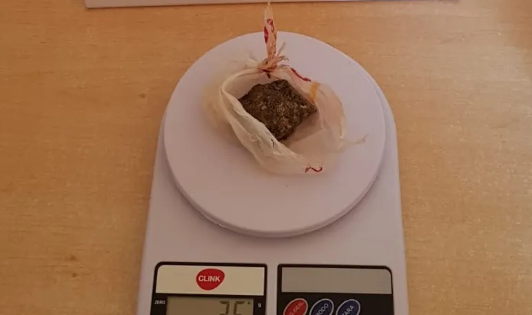 PM apreendeu duas porções de maconha com os suspeitos