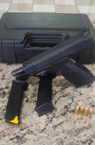 Pistola Taurus 9mm foi apreendida pela polícia