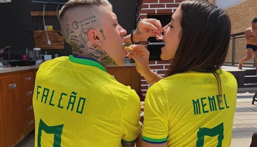 Recentemente, eles deram um selinho, aumentando as suspeitas de que estejam mesmo namorando