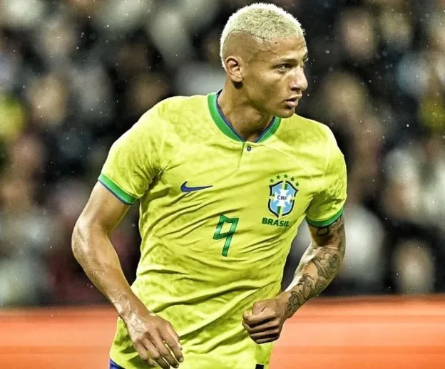 Sempre ativo com temas sociais, Richarlison, atacante da Seleção Brasileira, foi ao Twitter, neste sábado (26), lamentar o atentado em Aracruz