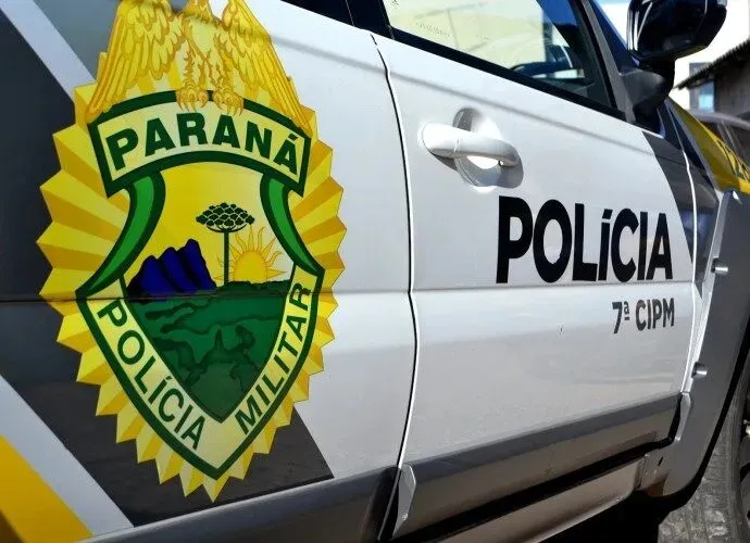 Um Boletim de Ocorrências foi registrado e a polícia tenta localizar o veículo