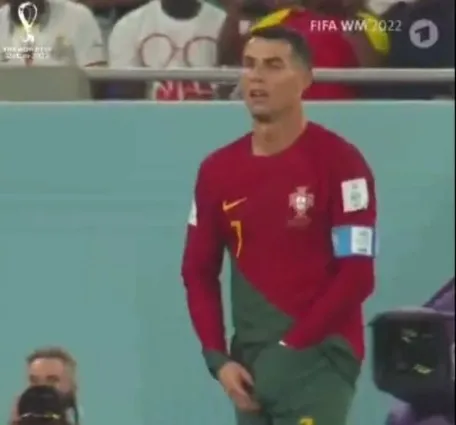 Vídeo de Cristiano Ronaldo tirando objeto da cueca viralizou