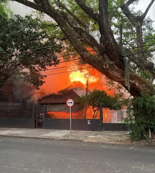 incêndio de grandes proporções atingir uma casa na Zona 07 em Maringá,