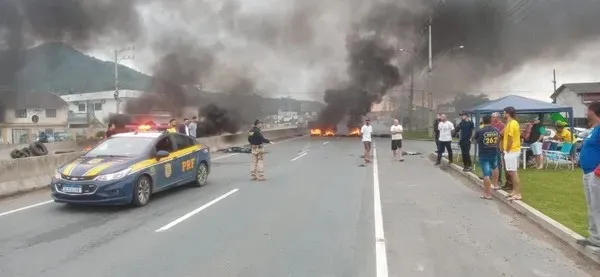 A PRF teria realizado um total de 995 desbloqueios em rodovias federais, desde domingo (30))