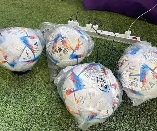 A bola, que foi desenvolvida pela Adidas, tem um sensor de toque e movimento em seu interior