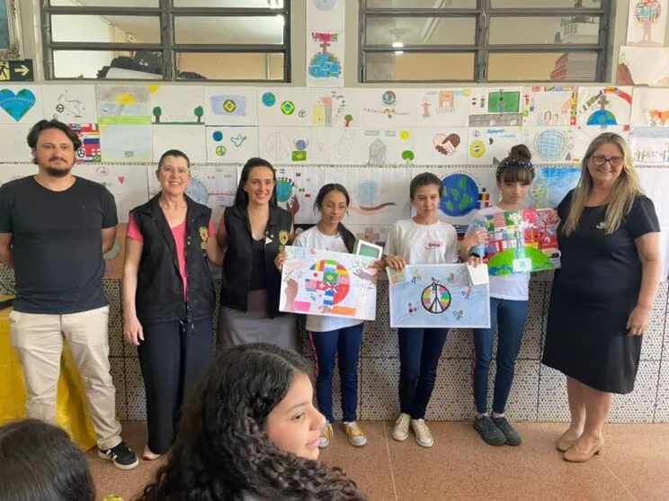 A equipe de professores, pedagogos e direção estava toda envolvida com o desenvolvimento do concurso, o Prof. Júnior trabalhou o tema com os adolescentes