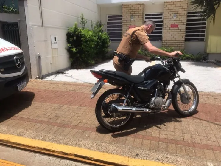 A motociclista precisou ser encaminhada para o Hospital da Providência, com uma suspeita de fratura na clavícula