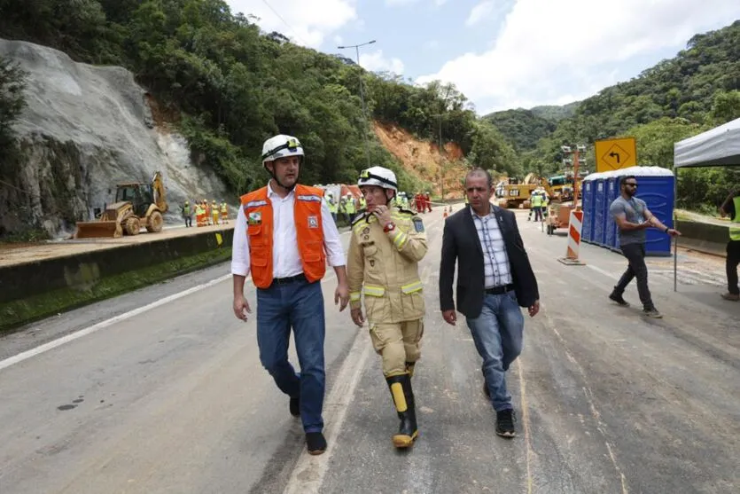 A operação de resgate e limpeza do local já dura mais de 50 horas ininterruptas