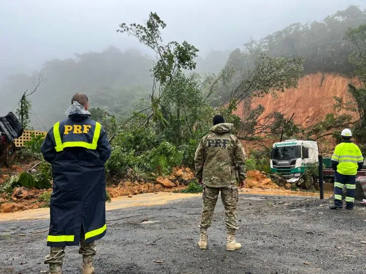 A primeira morte foi confirmada pela Polícia Rodoviária Federal (PRF) pela manhã