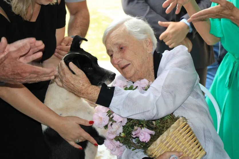 A secretária de Governo, Lúcia Golon, e a pequena Maria Vitória Daleffe entregaram o presente