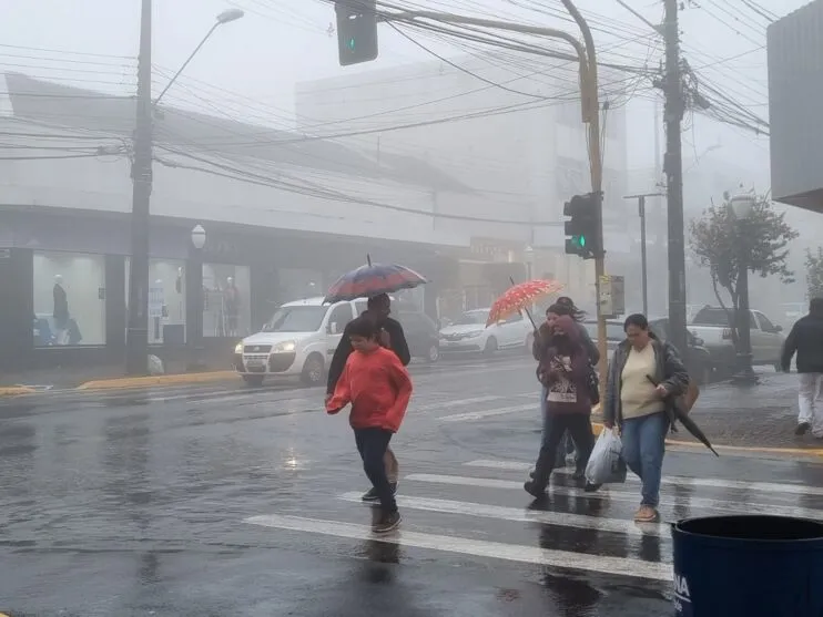 Alto volume de chuvas tem causado estragos no Paraná, como o deslizamento na BR-376 e alagamentos no Litoral