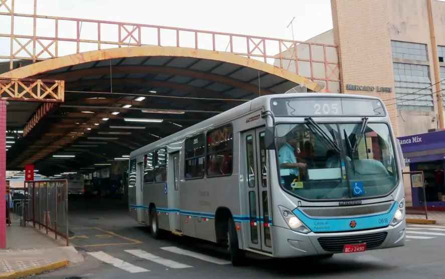 Ao menos três pessoas foram alvo de furtos na terça-feira (9) dentro do transporte coletivo