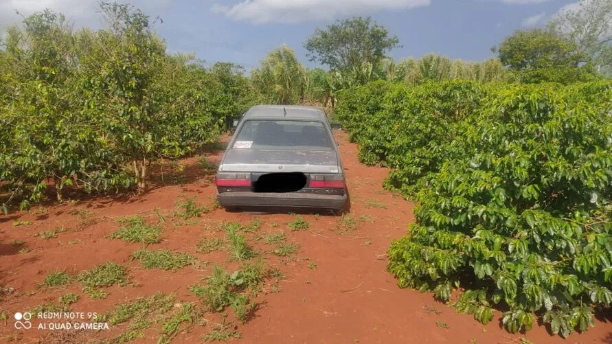 Após ser furtado em Mandaguari, um VW Voyage foi localizado na tarde desta terça-feira (29), em uma plantação de café em Cambira