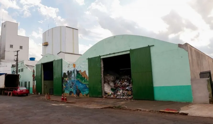 Bazar solidário, com roupas e calçados, para homens e mulheres, tem objetivo de ajudar a comunidade e também, arrecadar fundos para a cooperativa