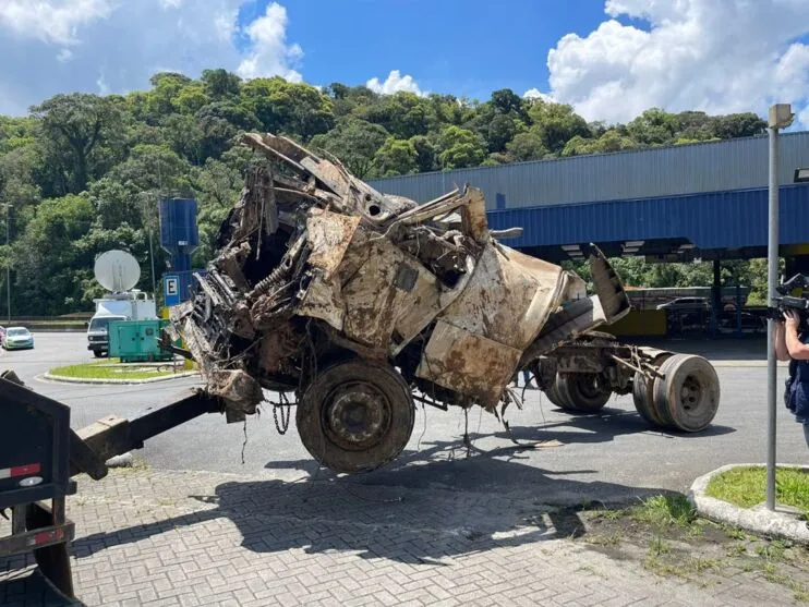 Completamente destruído e quase irreconhecível, o veículo foi o primeira a ser retirado desse local