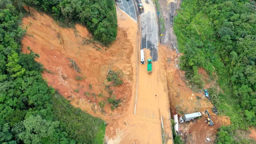 Deslizamento de terra na BR-376, na Serra do Mar. A operação de resgate e limpeza do local já dura mais de 50 horas ininterruptas