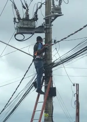 Eletricista fazia serviço de manutenção na Vila São Paulo quando sofreu descarga. Ele foi levado para a UTI do Hospital de Bauru.