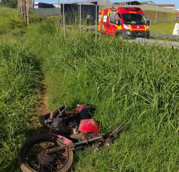 Homem é levado para hospital após cair de moto na BR-369