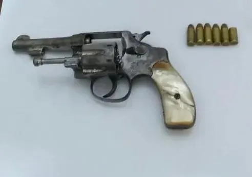 Imagem Ilustrativa - Um revólver calibre 32 que pertenceria ao agressor, foi entregue à Polícia pela mulher agredida