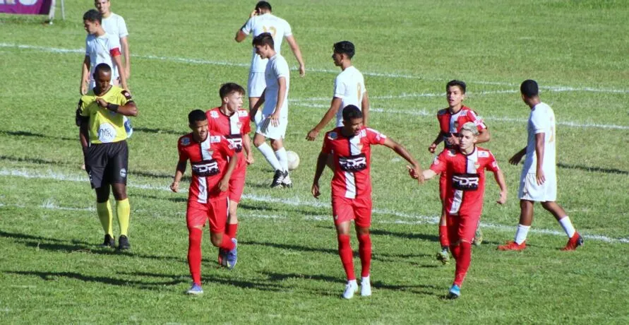 João Rhyan marcou os dois gols da vitória apucaranense