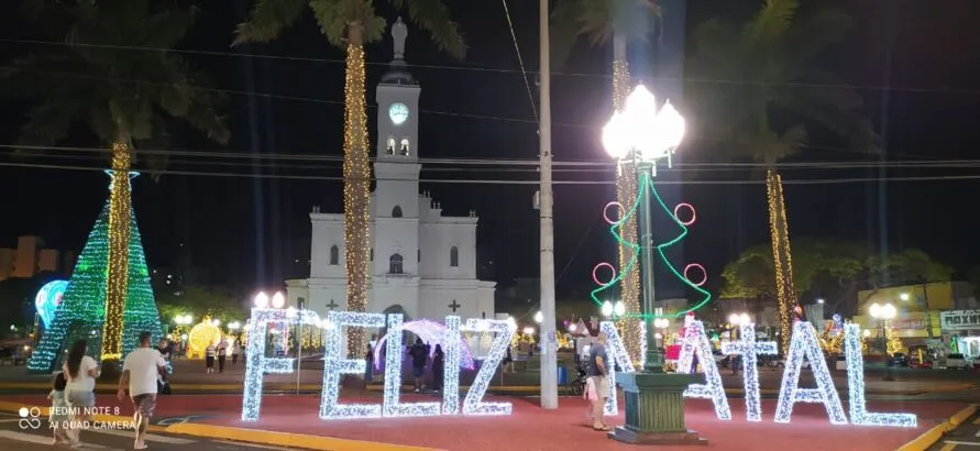 Letreiro "Feliz Natal" foi acesso na Praça Rui Barbosa