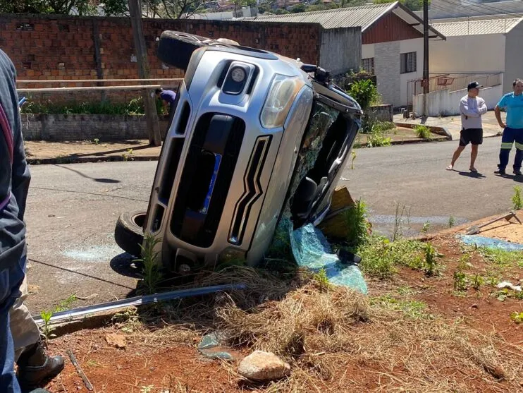 Mãe e filha ficam machucadas após capotamento em Apucarana