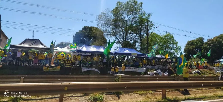 Manifestantes se reúnem em frente ao 30º Batalhão de Infantaria Mecanizado (30º BIMEC), em Apucarana