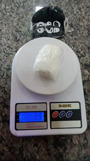 Mulher introduziu 39 gramas de cocaína e um celular na genitália