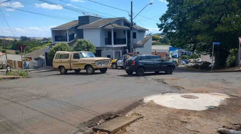 Na Rua Ceará batida foi entre VW Gol e uma camionete F-100, duas pessoas ficaram feridas