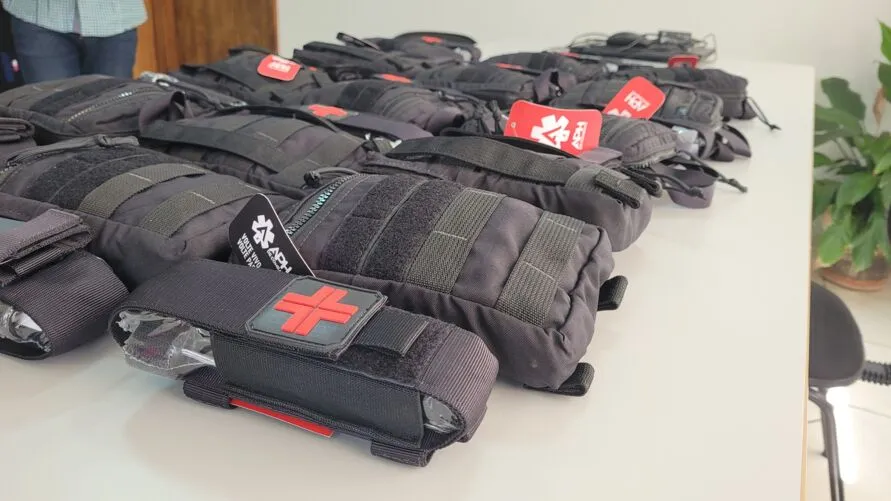 O 10º Batalhão da Polícia Militar (PM), de Apucarana, recebeu nesta quarta-feira (9), 215 kits de atendimento pré-hospitalar de combate